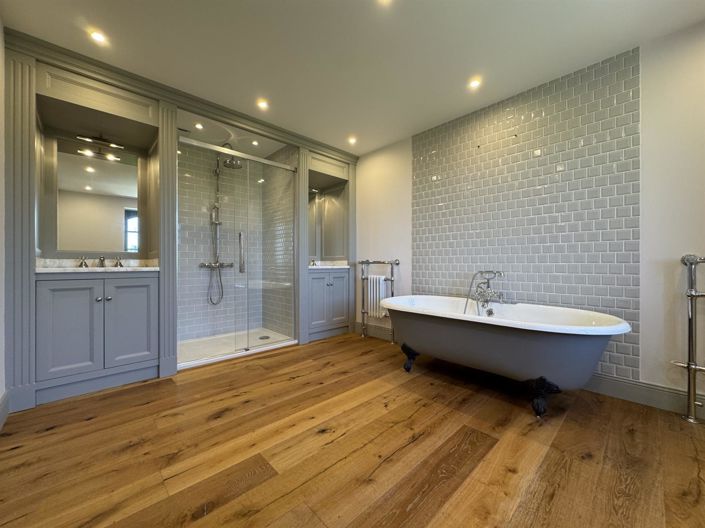 Image No.26-6 Bed Property for sale