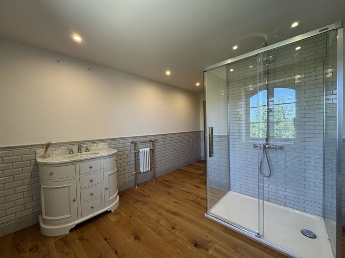 Image No.28-6 Bed Property for sale