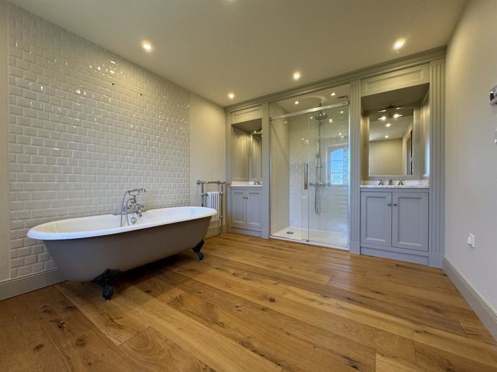 Image No.30-6 Bed Property for sale