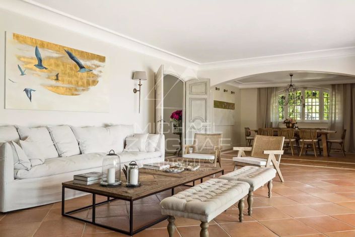 Image No.6-8 Bed House for sale