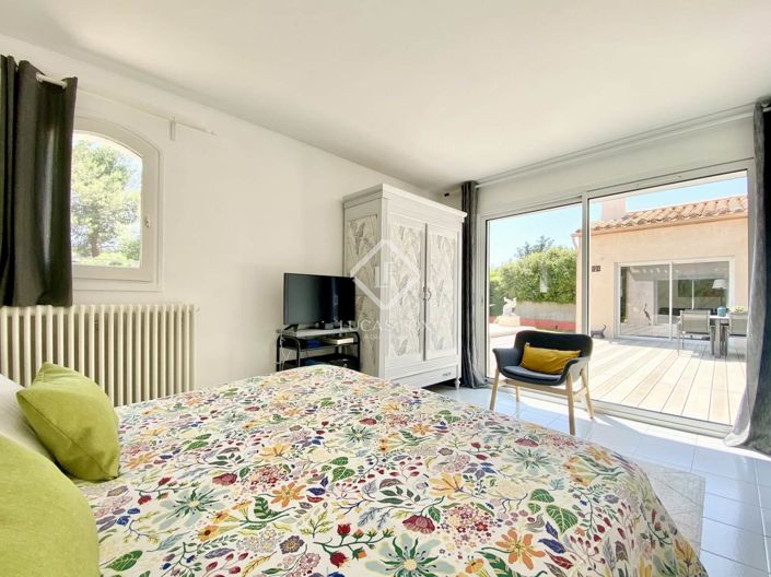 Image No.8-5 Bed House for sale