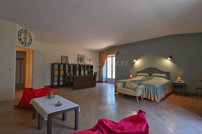 Image No.25-10 Bed House for sale