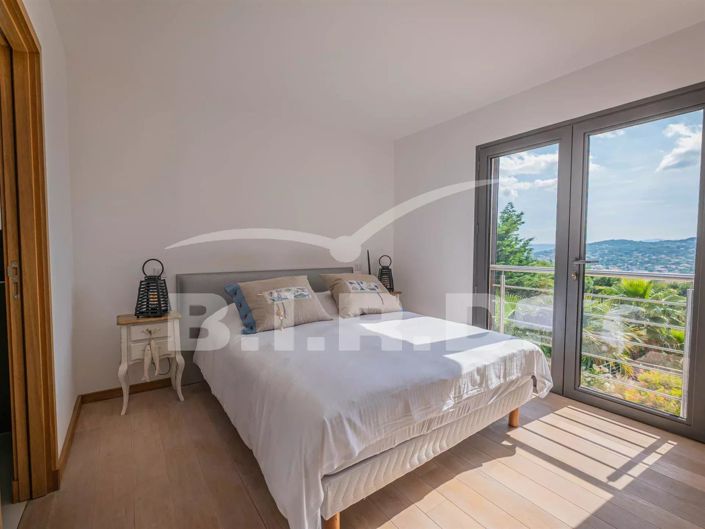 Image No.6-5 Bed House for sale