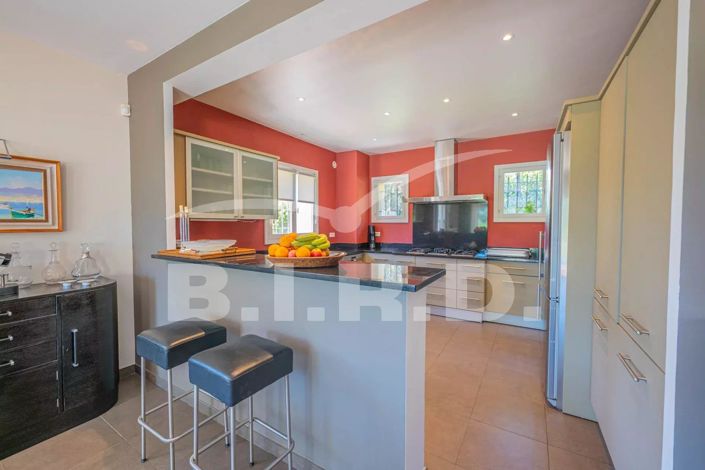 Image No.6-5 Bed House for sale