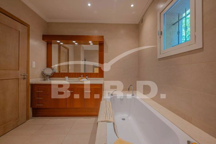 Image No.8-5 Bed House for sale