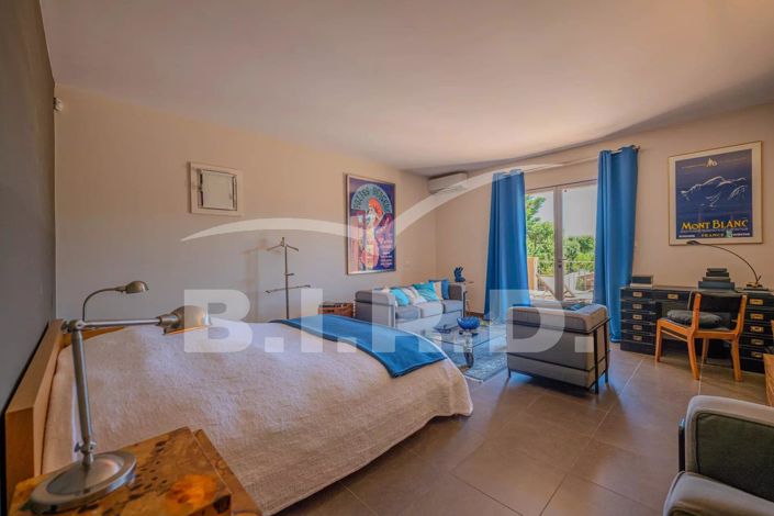 Image No.9-5 Bed House for sale