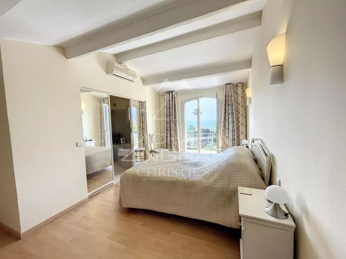 Image No.8-5 Bed House for sale