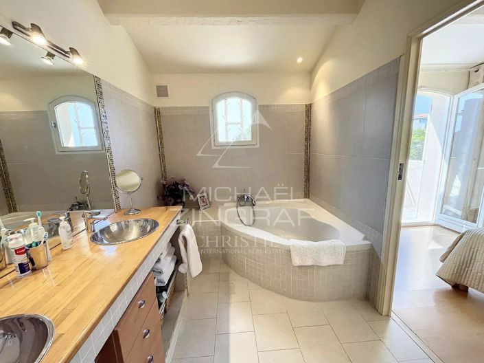 Image No.9-5 Bed House for sale