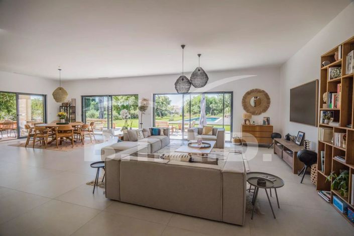 Image No.2-4 Bed House for sale