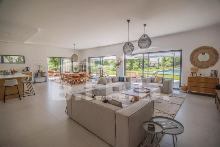 Image No.8-4 Bed House for sale