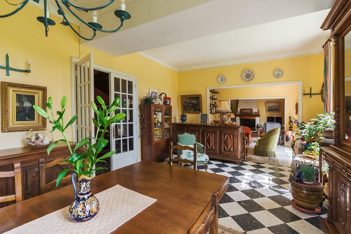 Image No.8-8 Bed House for sale