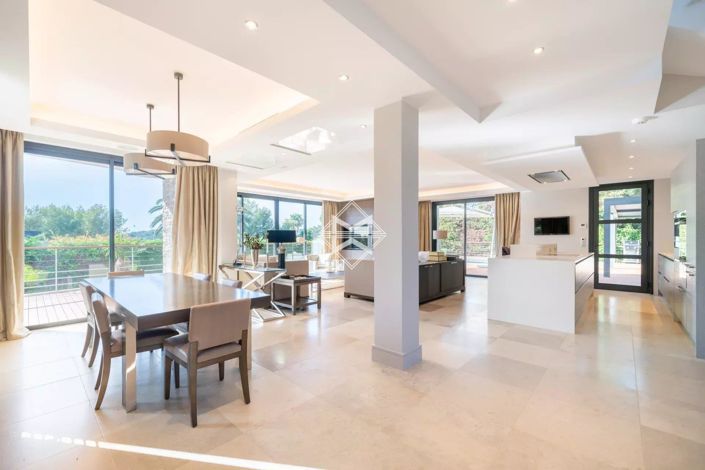 Image No.5-5 Bed House for sale