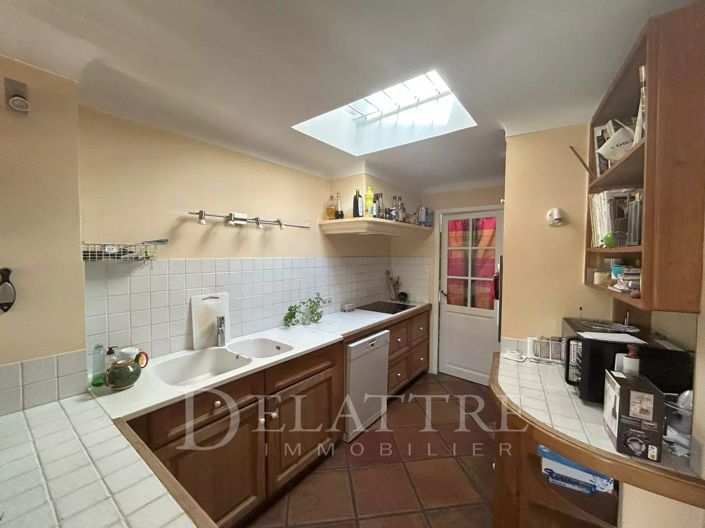 Image No.8-7 Bed House for sale