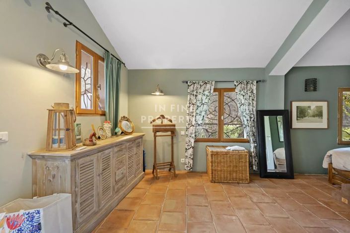 Image No.19-4 Bed House for sale