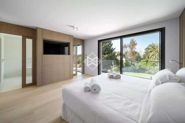 Image No.8-5 Bed House for sale