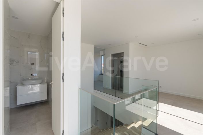 Image No.16-5 Bed House for sale