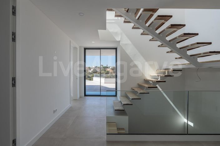 Image No.17-5 Bed House for sale