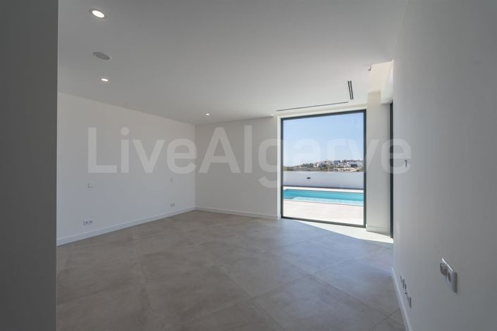 Image No.18-5 Bed House for sale