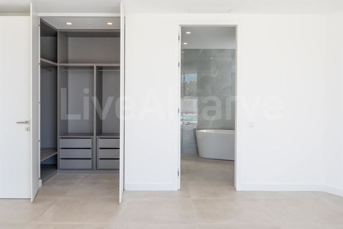 Image No.21-5 Bed House for sale