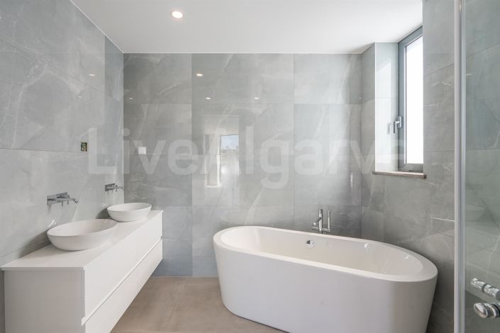 Image No.22-5 Bed House for sale