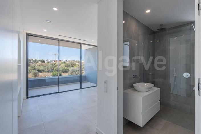 Image No.24-5 Bed House for sale