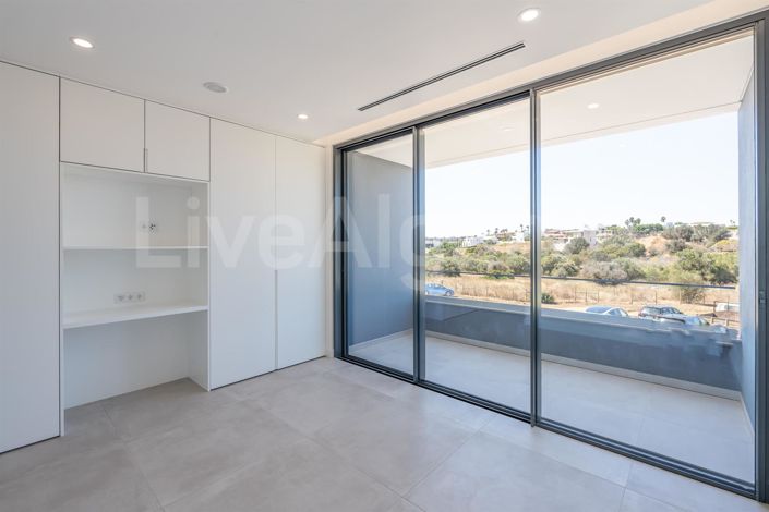 Image No.26-5 Bed House for sale