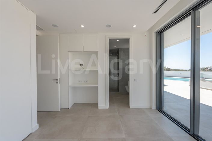 Image No.30-5 Bed House for sale