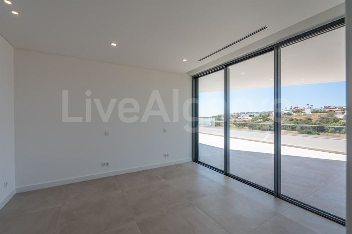 Image No.32-5 Bed House for sale