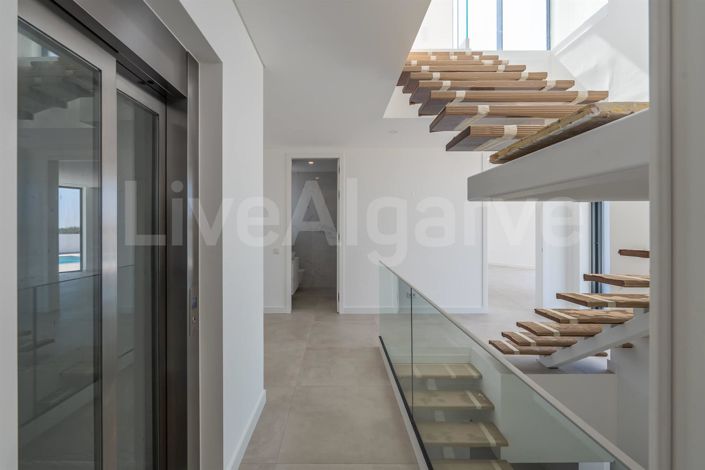 Image No.34-5 Bed House for sale