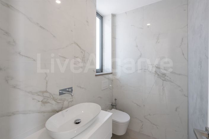 Image No.35-5 Bed House for sale