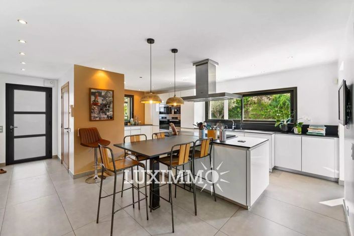 Image No.6-5 Bed House for sale