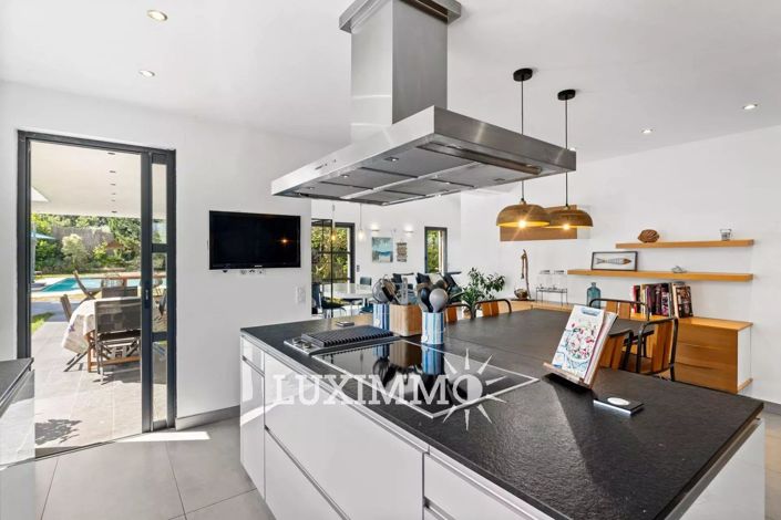 Image No.7-5 Bed House for sale