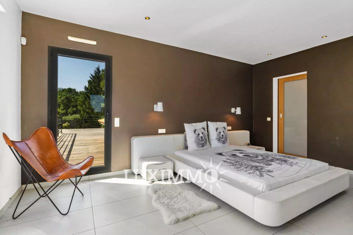 Image No.8-5 Bed House for sale