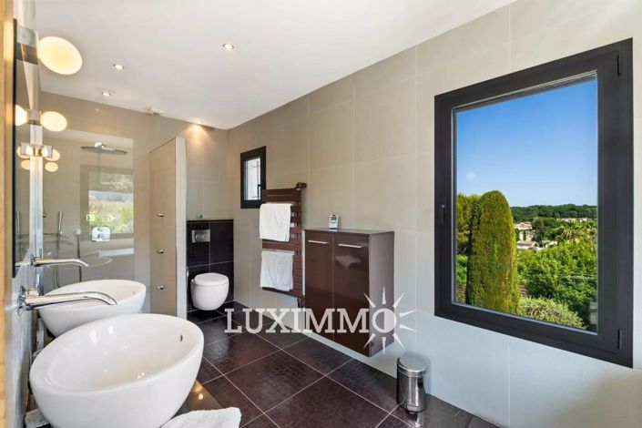 Image No.9-5 Bed House for sale