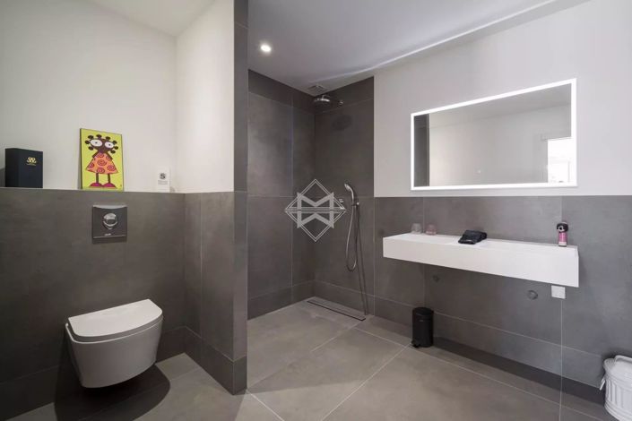 Image No.8-5 Bed House for sale