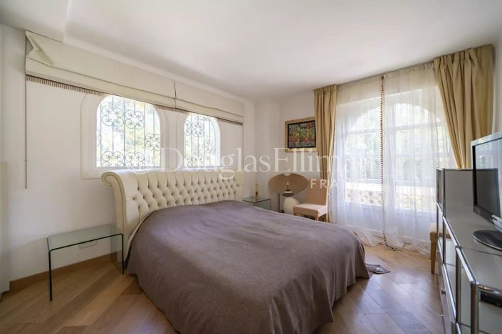 Image No.9-5 Bed House for sale