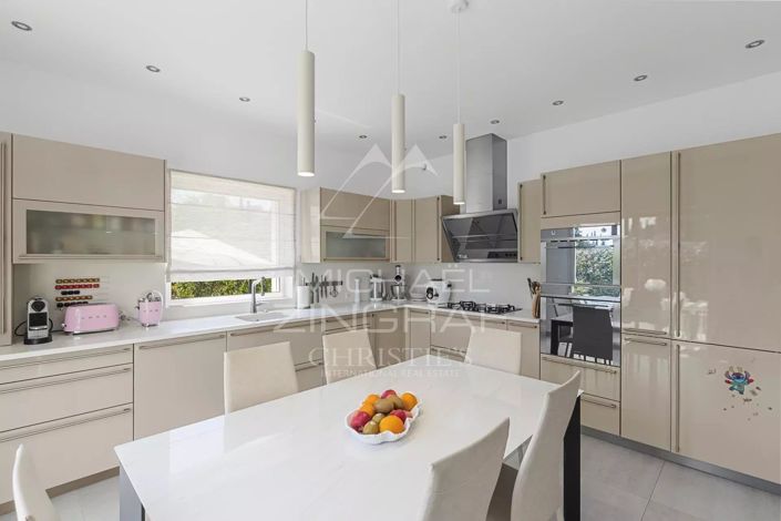 Image No.10-4 Bed House for sale