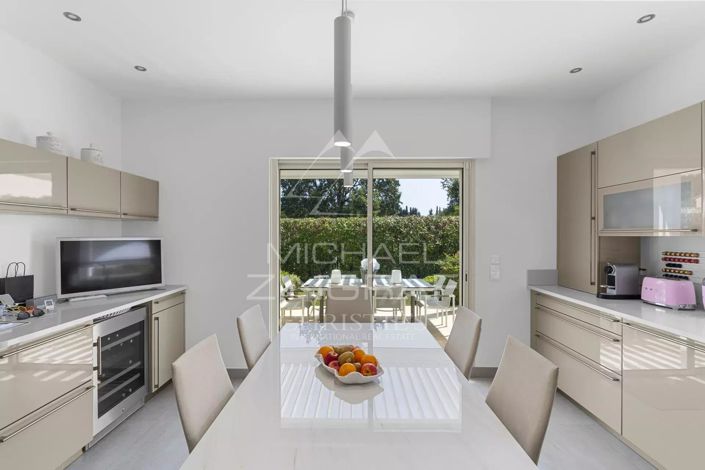 Image No.8-4 Bed House for sale