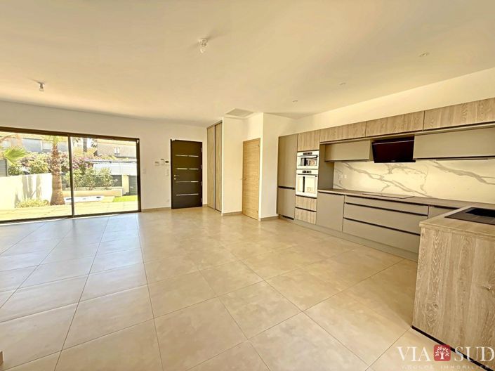 Image No.6-3 Bed Property for sale