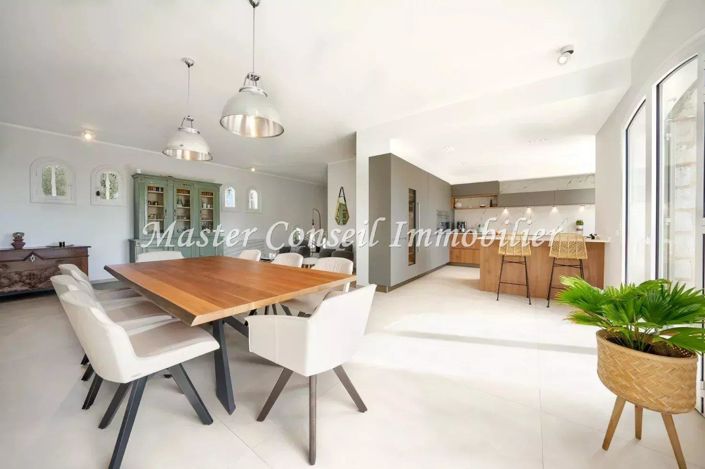 Image No.9-5 Bed House for sale