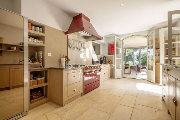 Image No.17-6 Bed House for sale