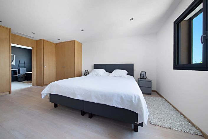 Image No.8-5 Bed House for sale