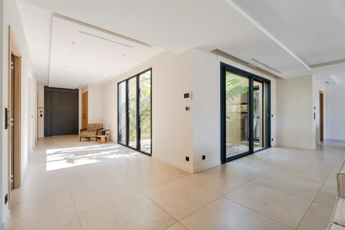 Image No.6-5 Bed House for sale