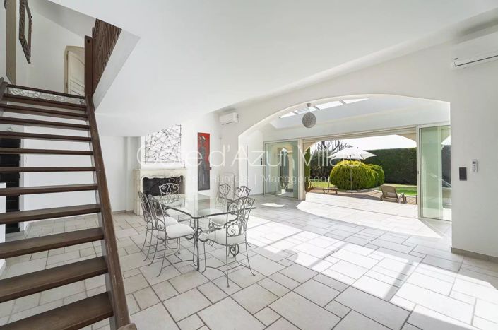 Image No.8-5 Bed House for sale