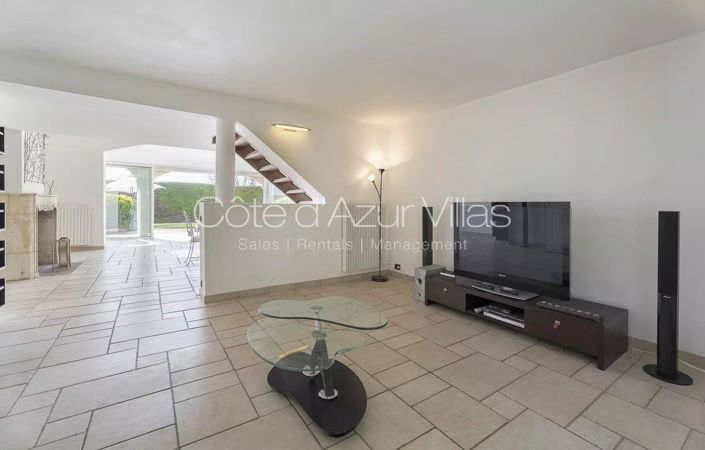 Image No.9-5 Bed House for sale