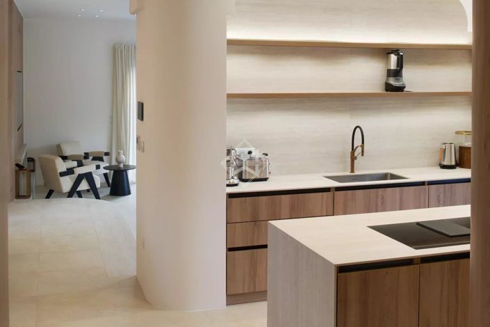 Image No.8-5 Bed House for sale