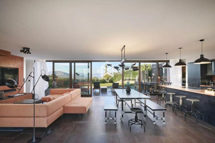 Image No.6-6 Bed House for sale