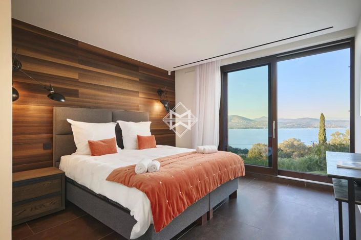 Image No.8-6 Bed House for sale