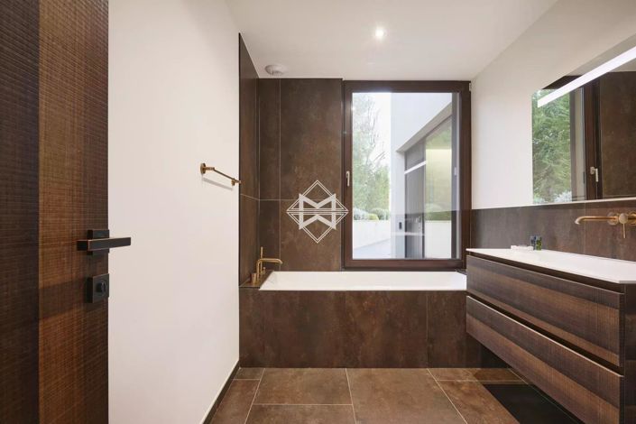 Image No.9-6 Bed House for sale