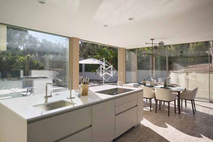 Image No.5-10 Bed House for sale